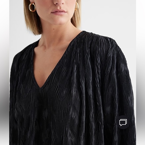 NWT EXPRESS Skimming Textured V-Neck Long Sleeve Pleated Top- Size L - Picture 2 of 9
